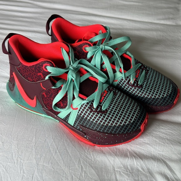 Boys Nikes 5Y - Picture 2 of 5